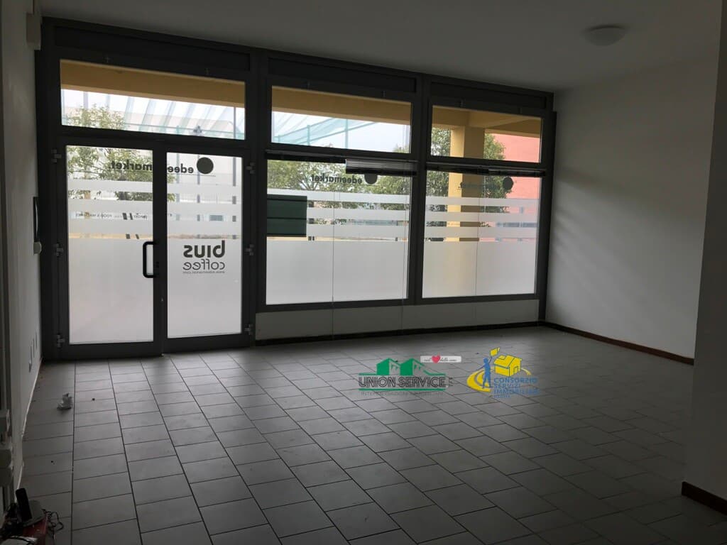 2 Vetrine Collecchio · 1069 · foto 2